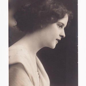 Frau (Wally) im Profil, antike deutsche Postkarte, 1910 versendet