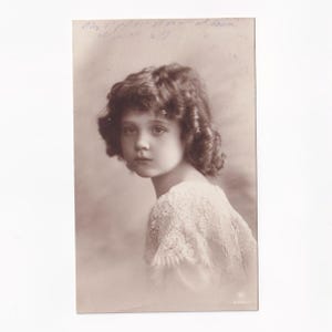 Mädchen (Hanni Reinwald) mit Spitzenkragen, antike deutsche Postkarte, 1912 versendet