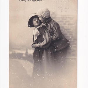 Mädchen und Junge bei Schneefall, antike deutsche Postkarte, 1918 versendet