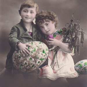 Ensemble de cartes postales anciennes : fille et garçon avec des œufs en cadeau