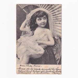 Mädchen mit Schleier und Fächer, antike Postkarte, 1903 versendet