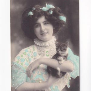 Femme (Gudrun Hildebrandt) avec un chaton dans ses bras, carte postale allemande ancienne, envoyée en 1908