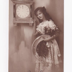 真夜中に時計を持つ少女、1918年に送られたドイツのアンティークポストカード