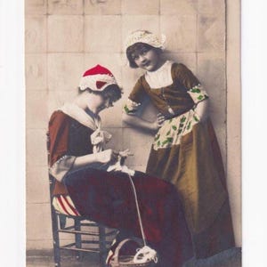 Mutter zeigt Tochter (Wally, Susanne Lafrenz) das Stricken, antike deutsche Postkarte