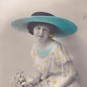 Frau (Wally) mit Hut und Batistkleid, antike deutsche Postkarte, 1917 versendet