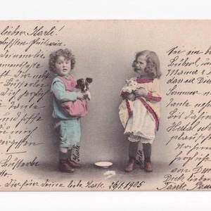 Bambini con cucciolo e gattino davanti a una ciotola di latte, cartolina antica, spedita nel 1905