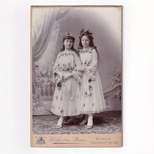 Duas meninas em trajes brancos com flores e folhas, fotografia de gabinete alemão (Wilhelm Stein, Berlim)