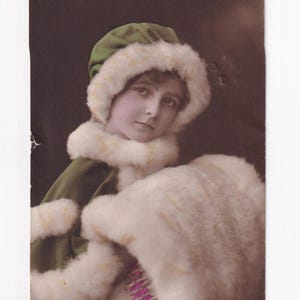 Mädchen mit Muff, Kapuze und Mantel mit Pelzbesatz, antike deutsch-englische Postkarte