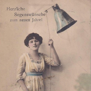 Glocke läutende Frau (Wally), antike deutsche Postkarte, 1921 versendet
