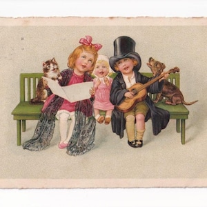 Katze und Dackel mit drei singenden Kindern, deutsche Vintage-Postkarte, 1928 versendet
