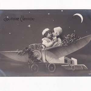 Enfants dans un avion la nuit avec un croissant de lune, carte postale autrichienne ancienne, vraie photographie, 1912