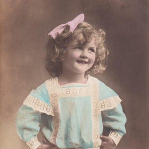 Mädchen mit Schleifen und Spitzenkleid, antike französische Postkarte, 1910 versendet