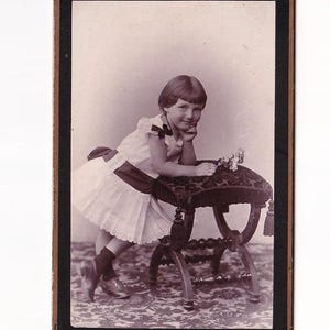Lächelndes Mädchen mit Ponyfrisur im weissen Spitzenkleid, deutsches Visitfoto (Bernhard Prill, Lübeck)