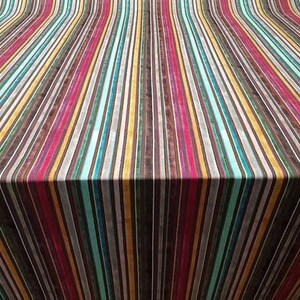 Puede incluir: Tela rayada multicolor con una variedad de colores, incluyendo marr&oacute;n, rojo, amarillo, azul y verde.
