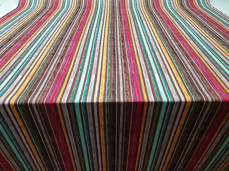 Puede incluir: Tela rayada multicolor con una variedad de colores, incluyendo marr&oacute;n, rojo, amarillo, azul y verde.