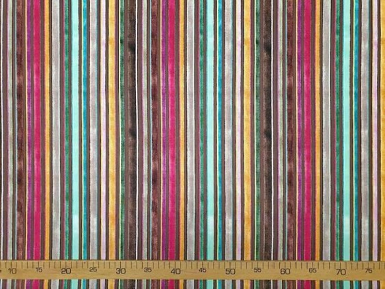 Puede incluir: Tela rayada multicolor con una variedad de colores que incluyen marr&oacute;n, rosa, amarillo, azul verdoso y gris. La tela se mide con una regla en pulgadas.