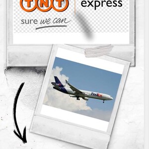 K&ouml;nnte beinhalten: Ein wei&szlig;es und oranges TNT Express-Logo mit dem Text "sure we can" darunter. Im Hintergrund ist ein Foto eines FedEx-Flugzeugs zu sehen, das am Himmel fliegt.