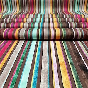 Puede incluir: Tela rayada multicolor con fondo marr&oacute;n. La tela tiene una textura de terciopelo y est&aacute; hecha de una variedad de colores, incluyendo rosa, amarillo, verde, azul y blanco.