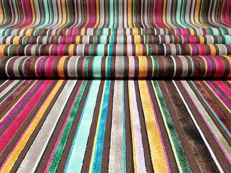 Puede incluir: Tela rayada multicolor con fondo marr&oacute;n. La tela tiene una textura de terciopelo y est&aacute; hecha de una variedad de colores, incluyendo rosa, amarillo, verde, azul y blanco.