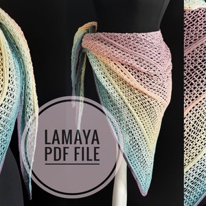 Op de afbeelding: Een regenboogkleurige gehaakte sjaal met een kantpatroon. De sjaal is over een mannequin gedrapeerd en in de taille geknoopt. De tekst "LAMAYA PDF FILE" is zichtbaar in het midden van de afbeelding.