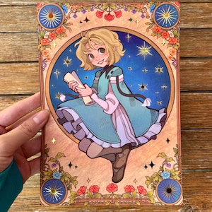 Könnte beinhalten: Ein illustrierter Druck mit einer Cartoonfigur in einem türkis-rosa Outfit, die eine Schriftrolle hält. Das Kunstwerk ist vor einem sternenblauen Hintergrund in einem dekorativen floralen Rahmen mit goldenen Akzenten angeordnet. Der Druck hat eine Vintage-Ästhetik.