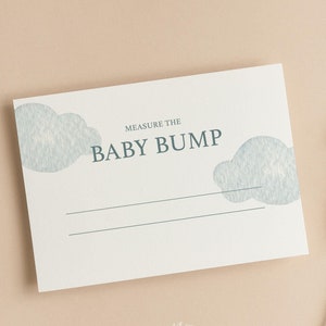 Messen Sie die Baby-Bauch-Karten | Wie groß ist Mamas Bauch | Babyparty Spiele | Blauer Heißluftballon |  Auf auf und davon | Baby Junge | UA103