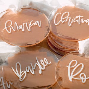 Tarjetas de ubicación redondas de acrílico personalizadas, baby shower moderno, tarjetas de ubicación para bodas, recuerdos de recepción, regalos personalizados, arreglos de mesa