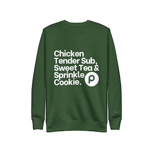Puede incluir: Sudadera verde oscuro con texto blanco: "Chicken Tender Sub, Sweet Tea & Sprinkle Cookie". Un logotipo "P" blanco está a la derecha. La sudadera tiene mangas largas y cuello redondo.