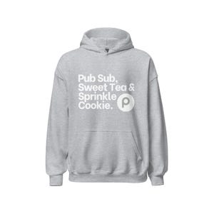 Puede incluir: Una sudadera con capucha gris claro con un bolsillo delantero y un cordón blanco. La parte delantera de la sudadera presenta el texto "Pub Sub, Sweet Tea & Sprinkle Cookie". Un logotipo "P" blanco está a la derecha del texto.