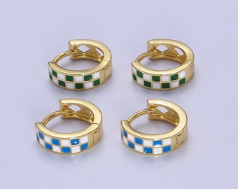 Pendientes de aro Huggie con diseño de azulejos cuadrados de tablero de ajedrez, verdes o azules, joyería retro delicada con relleno de oro de 24 quilates para mujer, 1 par