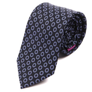Puede incluir: Una corbata azul marino oscuro con un patrón repetido de círculos azul claro. La corbata está enrollada, mostrando un forro rosa. La tela parece suave.