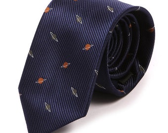 Corbata de capas de 7 cm con estampado de planetas azules