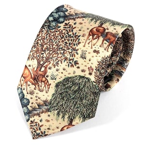 Puede incluir: Una corbata beige con una detallada escena de bosque con ciervos, árboles y follaje. La corbata tiene un patrón repetido de ciervos en un entorno boscoso. La corbata está hecha de una tela suave.