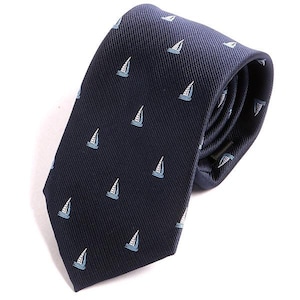 Peut inclure: Une cravate bleu foncé avec un motif de voilier blanc.
