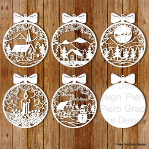 Könnte beinhalten: Sechs weiße Papierschneidevorlagen für Weihnachtskugeln mit filigranen Designs. Die Ornamente zeigen Winterszenen, darunter eine Kirche, ein Haus, einen Schneemann, eine Kerze und ein Rentier, das einen Schlitten zieht. Die Ornamente eignen sich perfekt zum Dekorieren eines Weihnachtsbaums oder zum Hinzufügen einer festlichen Note zu jedem Raum.