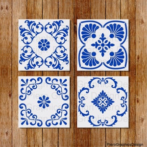 Può includere: Set di quattro piastrelle in ceramica blu e bianca. Ogni piastrella presenta un diverso motivo intricato con un motivo floreale.