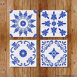Pode incluir: Conjunto de quatro azulejos de cerâmica azul e branco com padrões geométricos intrincados. Os azulejos apresentam um desenho repetitivo de flores e folhas estilizadas.
