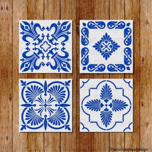 Può includere: Quattro disegni di piastrelle blu e bianche con motivi intricati. Le piastrelle sono quadrate e hanno uno sfondo bianco con motivi floreali e geometrici blu.