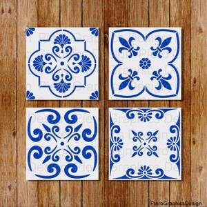 Può includere: Quattro piastrelle in ceramica blu e bianca con motivi intricati. Le piastrelle presentano una varietà di motivi floreali e geometrici.