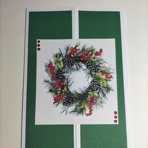 Tarjeta con corona de piñas navideñas