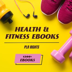 Puede incluir: Una botella de agua amarilla, mancuernas rosas, un par de zapatillas de correr rosas y auriculares morados sobre un fondo amarillo. El texto "HEALTH & FITNESS EBOOKS" y "PLR RIGHTS" se muestra en negro. Un rect&aacute;ngulo rosa con el texto "1200+ EBOOKS" est&aacute; en el centro inferior de la imagen.