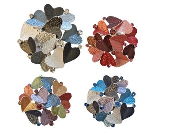 Broche magnétique dans le magnifique design « Hearts & Crystals » - 4 couleurs au choix| Tellement féminin, pour les mariages, ou pour toute occasion.. !