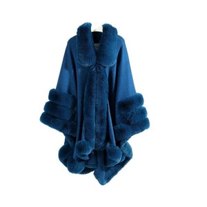 Cape luxueuse pour femme sur toute la longueur, bordée de fausse fourrure, en bleu. Avec une somptueuse bordure en fausse fourrure. Absolument magnifique !