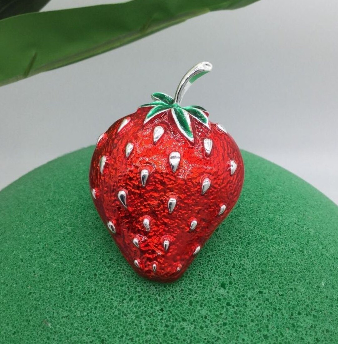 Brooch in 2 Colours in the Stawberry Design for Etsy