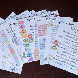 Puede incluir: Un conjunto de tarjetas blancas con temas religiosos, con texto, ilustraciones y elementos decorativos. Las tarjetas incluyen oraciones, versículos bíblicos y mensajes inspiradores, con acentos florales y mariposas.