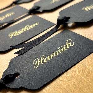 Étiquettes cadeaux noires personnalisées, étiquette de calligraphie manuscrite, étiquette cadeau d'anniversaire, nom personnalisé, étiquette cadeau d'anniversaire, étiquettes de faveur de mariage