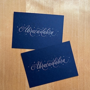 Original handgeschriebene Kalligraphie, Abrakadabra Kunst, dunkelblaue Karte mit silberner Schrift und Sternen, magisches Geschenk, spirituelles Geschenk für Freundin