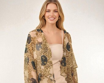 Kimono con estampado animal: chaqueta bohemia de gasa transparente para un estilo playero, vacacional y de verano.