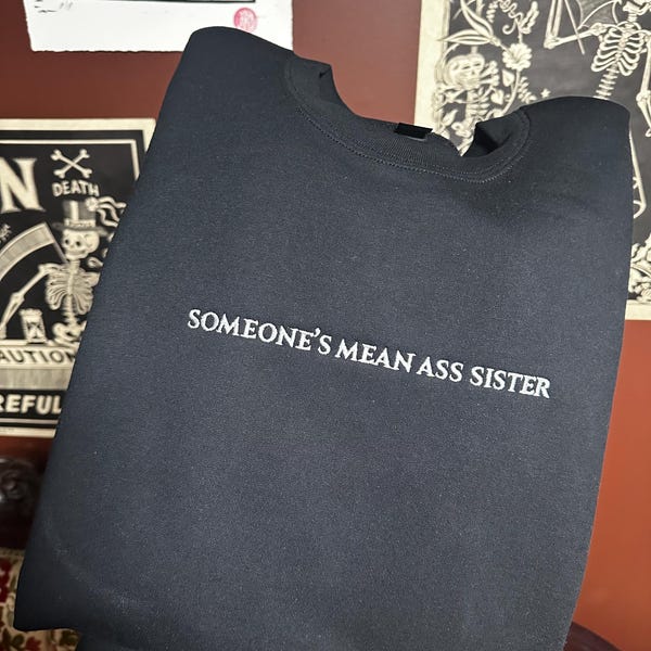 Sudadera bordada "La hermana mala de alguien"