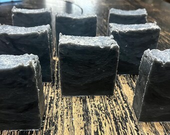 Jabón de carbón activado artesanal con aceite esencial de menta verde